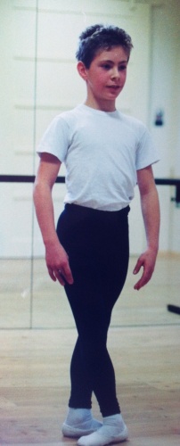 foto di un bambino al corso di danza classica 